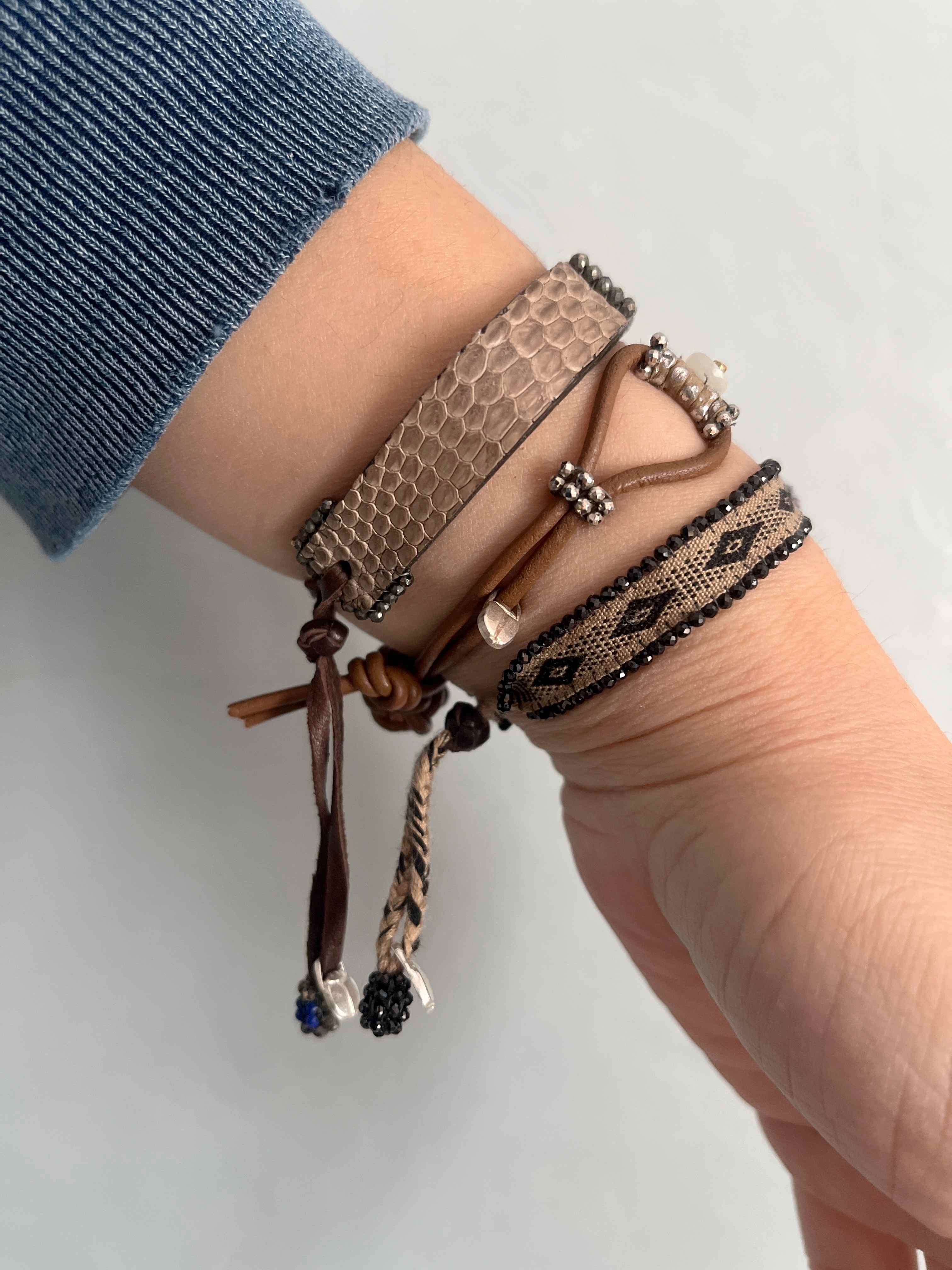 ビーズ刺繍 レザーブレスレット – NOZZI BAZZAR