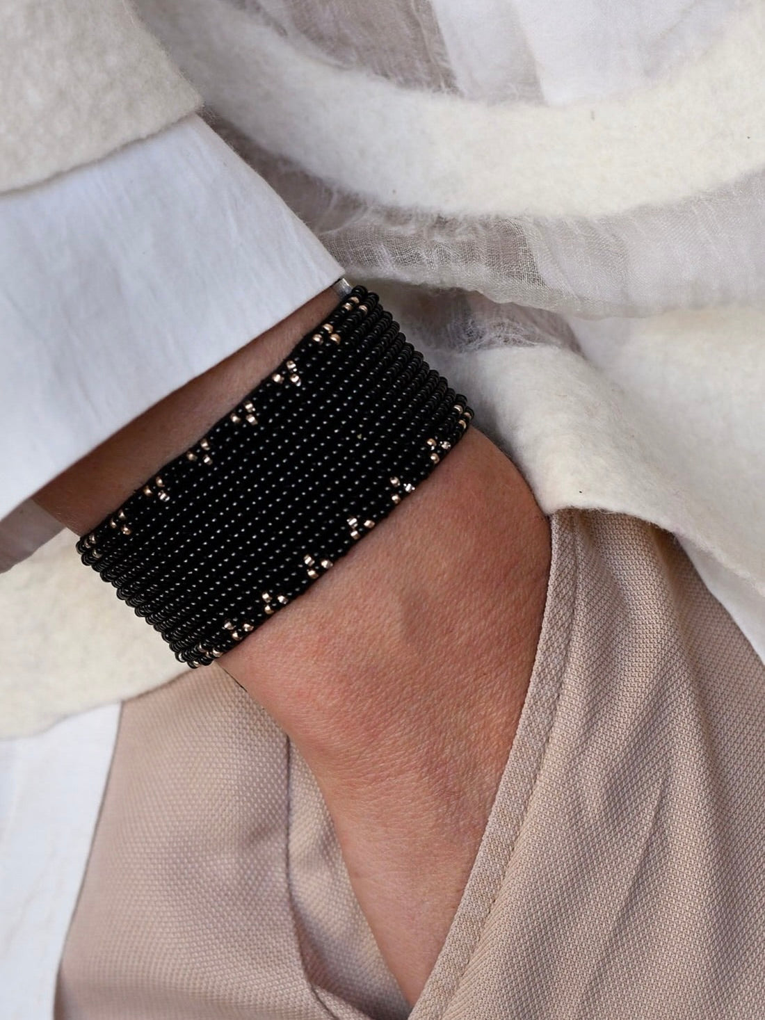 ビーズ レザーブレスレット ドットトライアングル Black & Pearl White