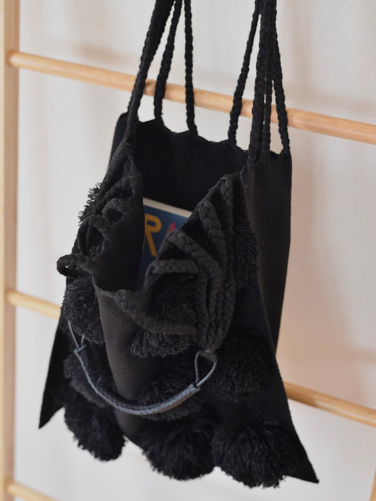 メキシコ ポンポン ハンモックバッグ レザーハンドル ブラック