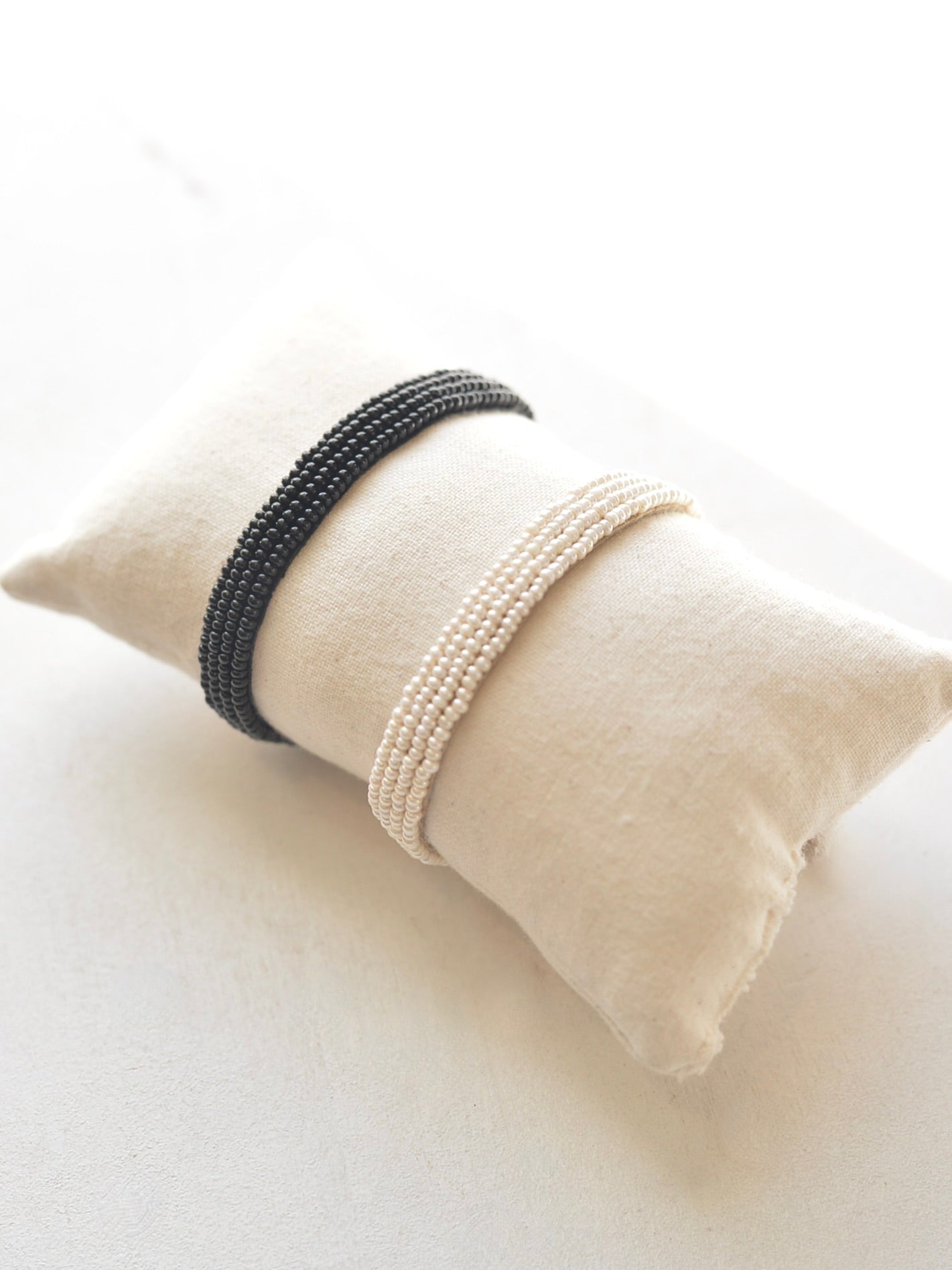 ビーズ レザーブレスレット Black & Pearl White