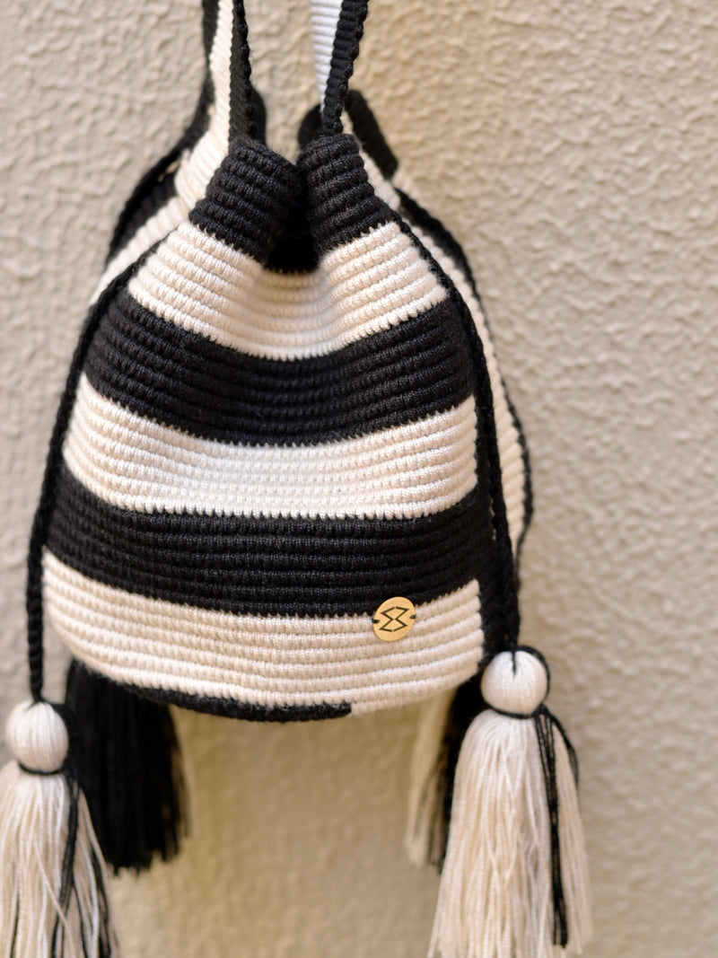Colombian Mochira hand-knitted handbag mini border black 