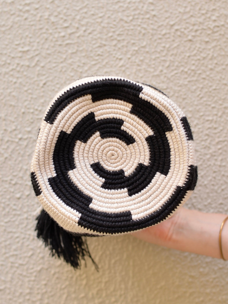 Colombian Mochira hand-knitted handbag mini border black 