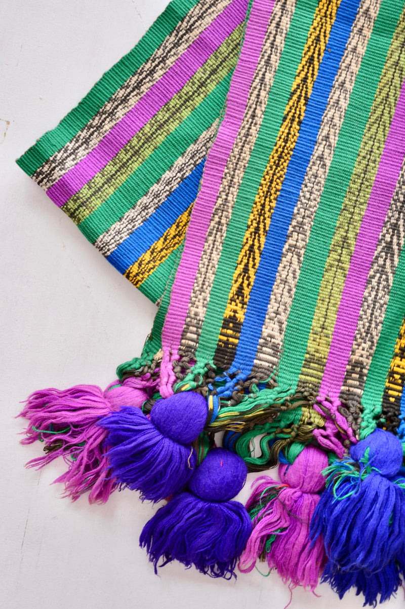 グアテマラの手織り布ポンポンストールペラへ