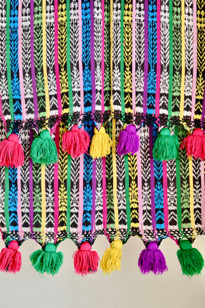 グアテマラの手織り布ポンポンストールペラへ
